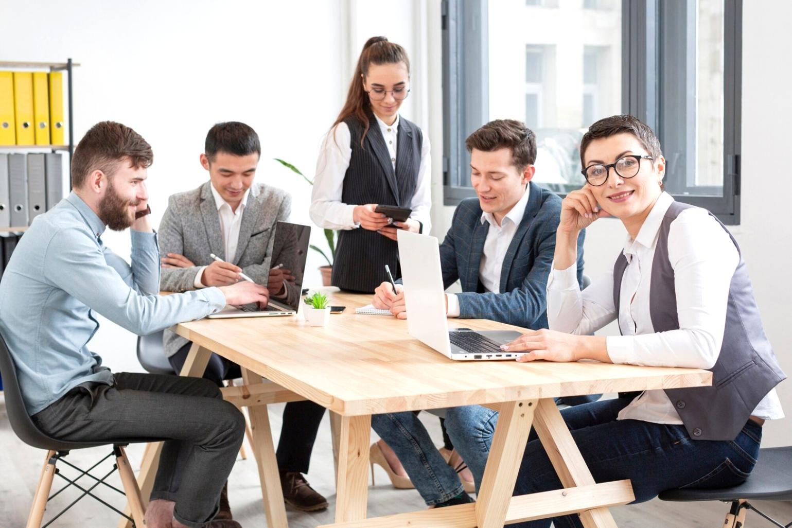 Equipo de dawnwhisperforge trabajando en el desarrollo de herramientas financieras
